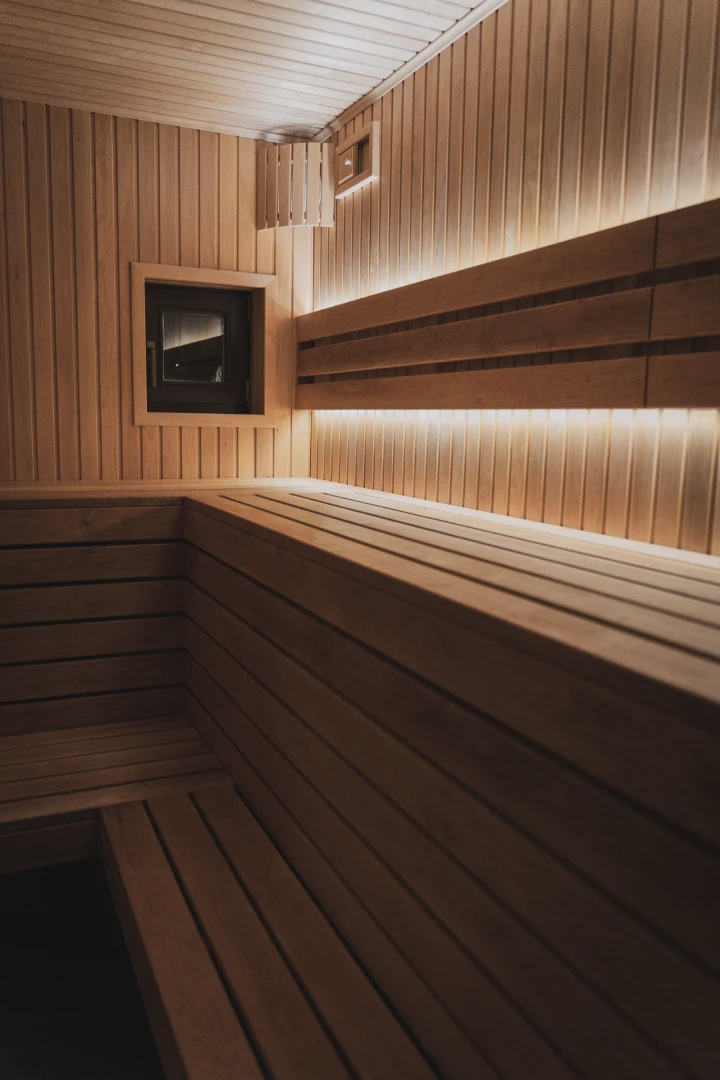 Pirts lāva ar led apgaismojumu un vēdināšanas logu